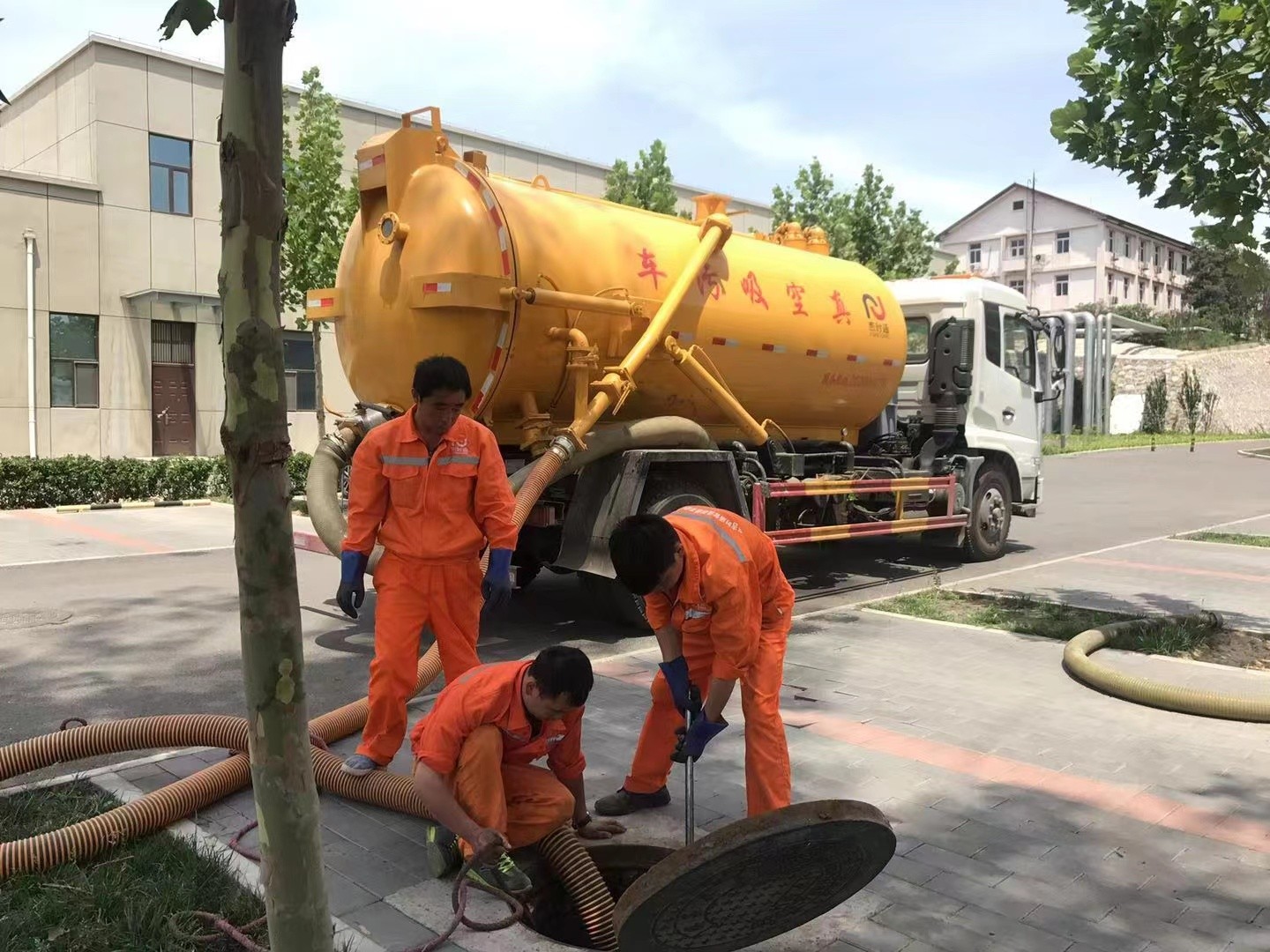 灵宝管道疏通车停在窨井附近