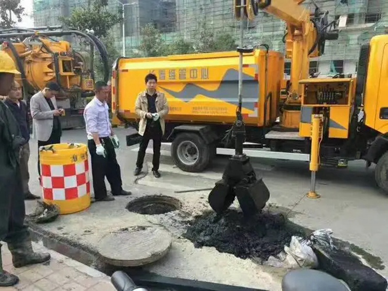 灵宝街道：网格员化身“清道夫”，为民解忧疏通“堵心”化粪池
